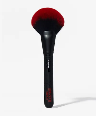 MAC Cosmetics - 140S Full Fan Brush / MAC x Stranger Things