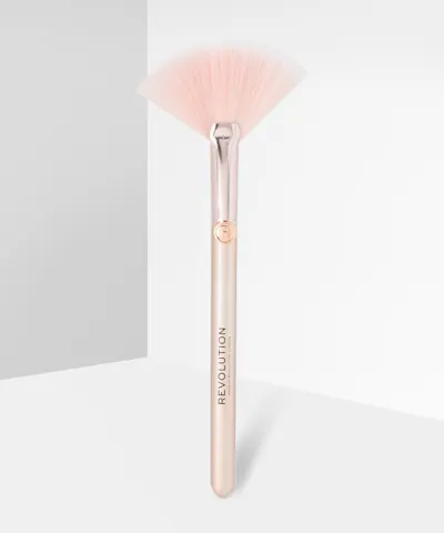 Makeup Revolution - Create Your Look Detailed Fan Highlighting Brush R24