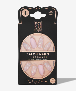Salon Nails Daisy Chain