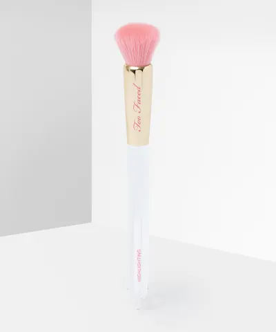 Too Faced - Diamond Light Highlighting Brush